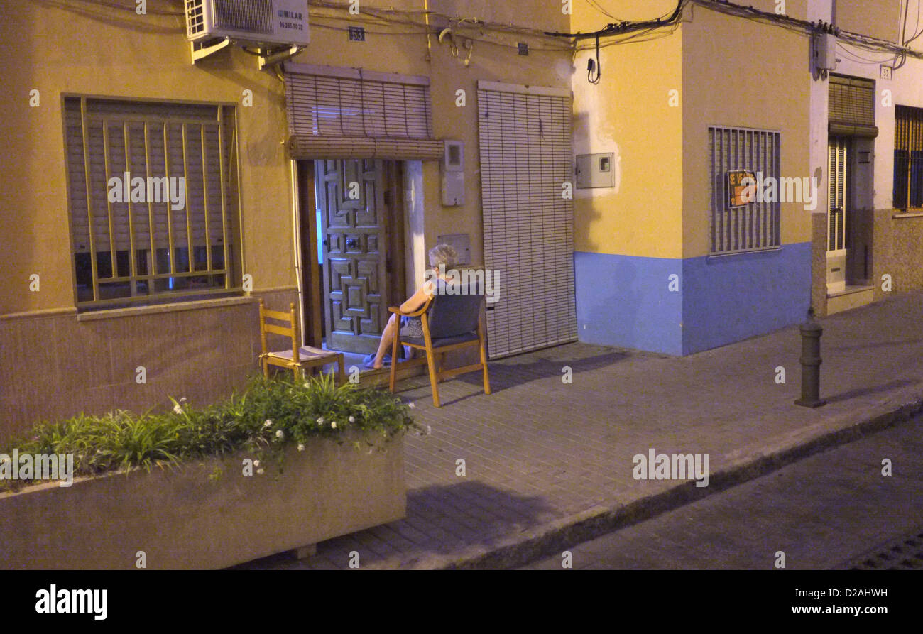 Une femme en Espagne regarde la télévision de la rue Banque D'Images
