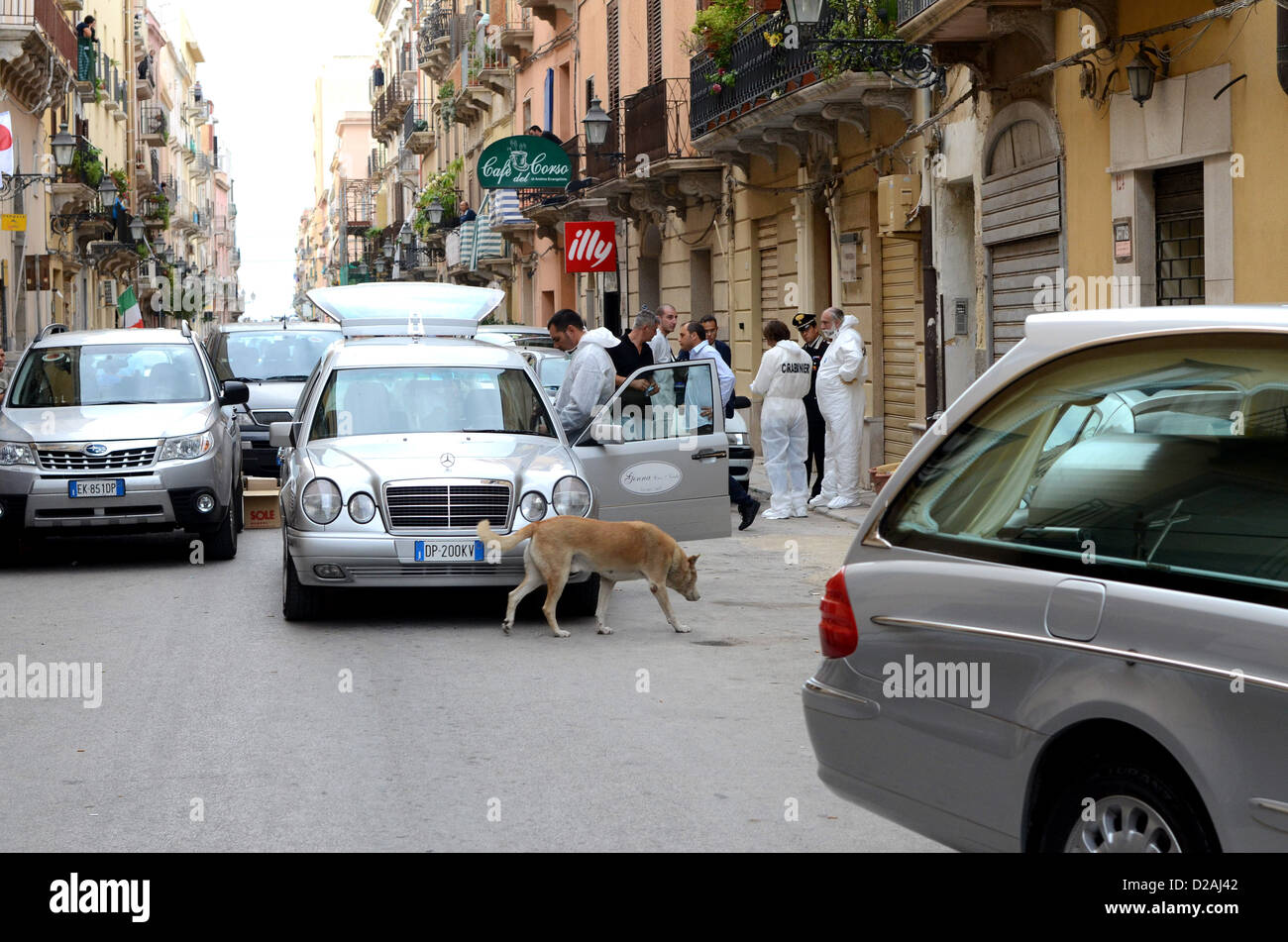 Scène de meurtre - scènes de rue dans la région de Trapani, ville portuaire près de Palerme en Sicile Banque D'Images