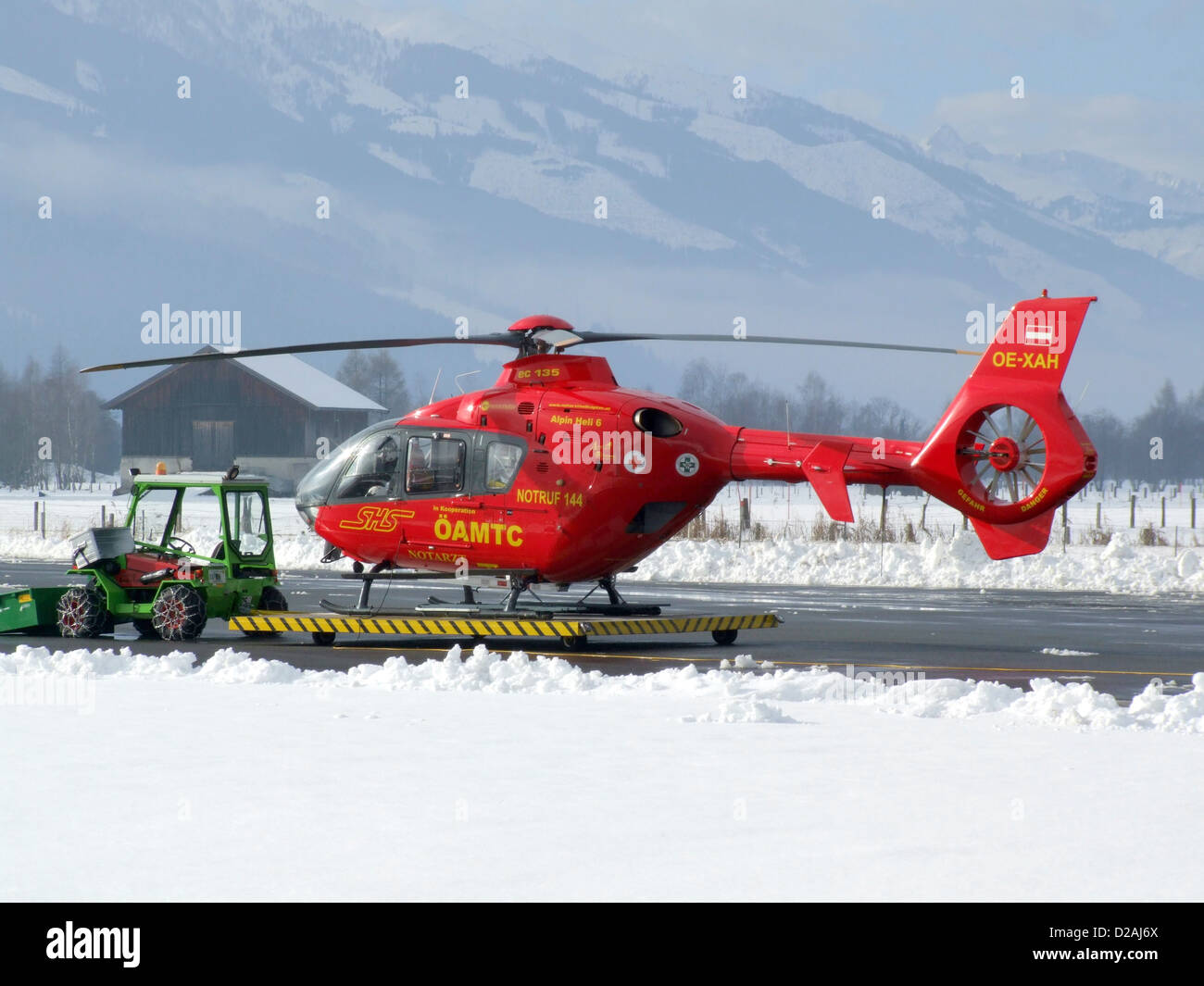 L'EC-135, immatriculé OE-XAH, exploité par Alpine Heli, sert d'hélicoptère de service médical d'urgence (Notarzt) pour l'automobile, Moto and Touring Club autrichien (AMTC), fournissant une réponse médicale rapide dans les régions alpines. Banque D'Images