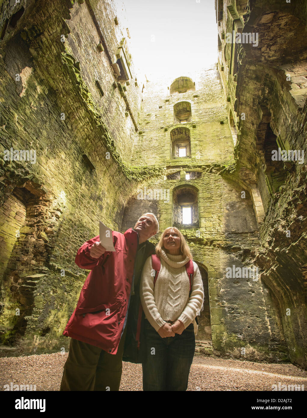 Couple explorer château médiéval Banque D'Images