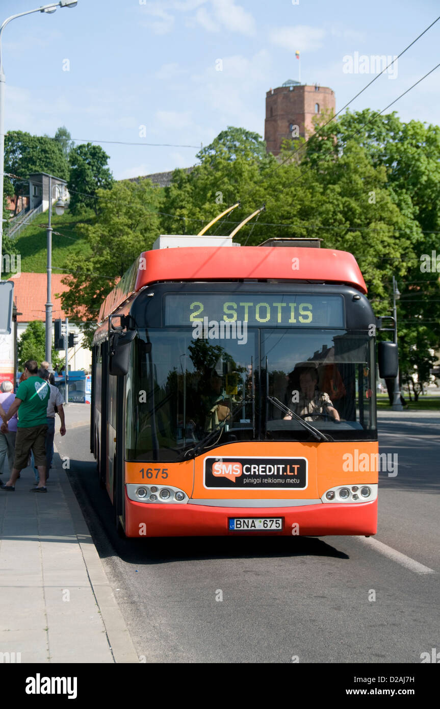 Un trolleybus à l'arrêt de bus et la tour Gediminas du Château supérieur (château de Vilnius) sur une colline à Vilnius, Lituanie Banque D'Images