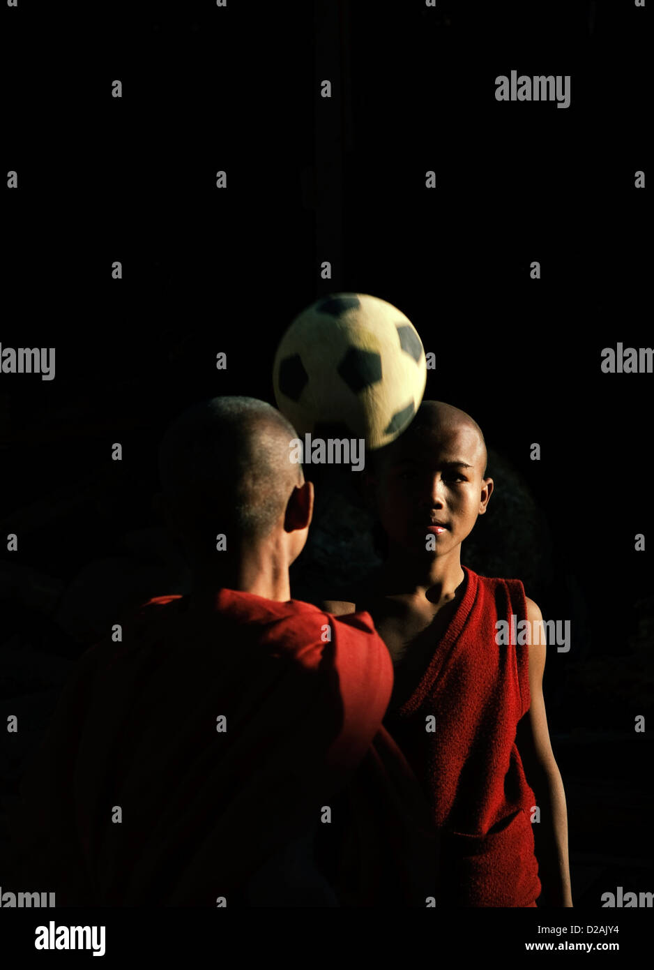 Deux moines jouent au football, kalaw, Myanmar (Birmanie) Banque D'Images