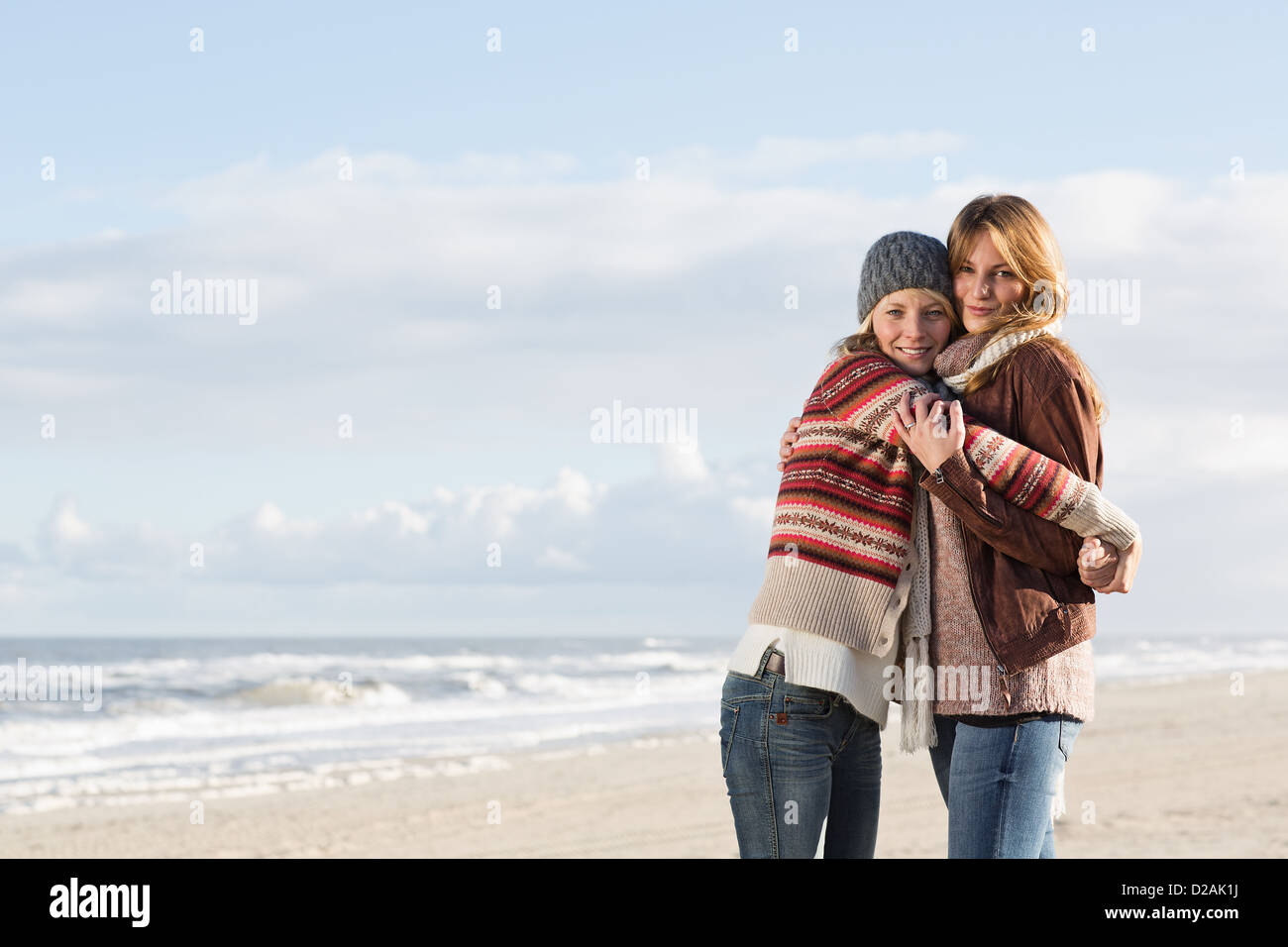 Couple hugging on beach Banque D'Images Couple hugging on beach Banque D'Images