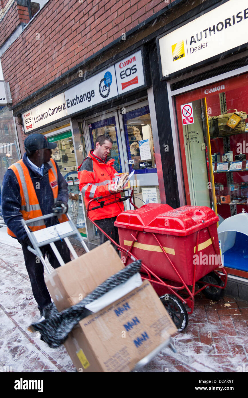 Royal Mail et Parcel Force les employés continuent leurs livraisons dans la neige lourde. Reading, Berkshire, Angleterre, Royaume-Uni. Banque D'Images