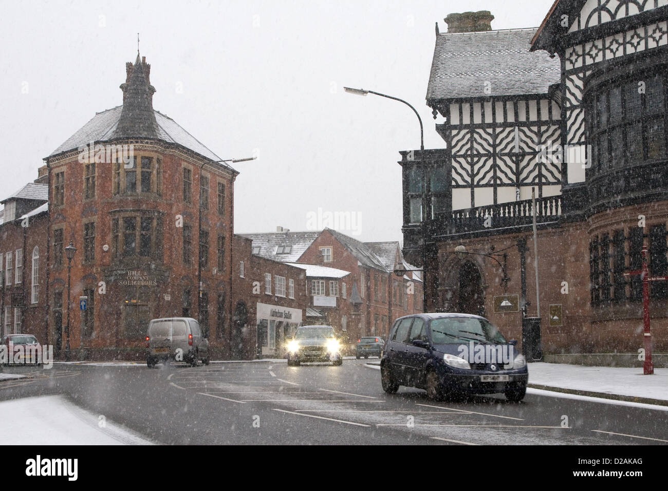 Les automobilistes prudents au volant à travers la neige tomber, Altrincham, Greater Manchester, UK - Vendredi 18 Janvier 2013 Banque D'Images