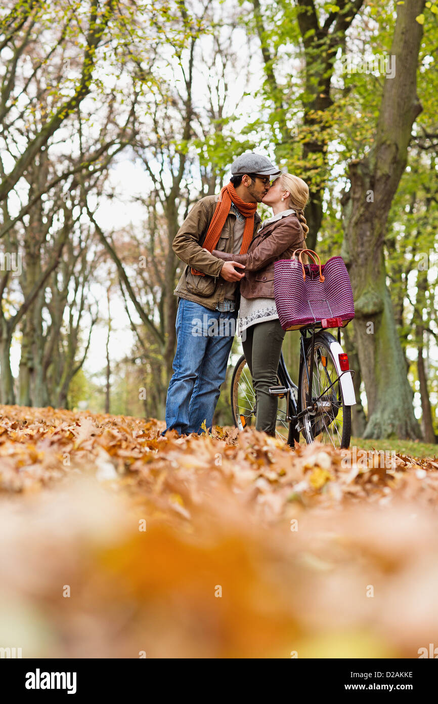 Couple en vélo dans la forêt Banque D'Images Couple en vélo dans la forêt Banque D'Images