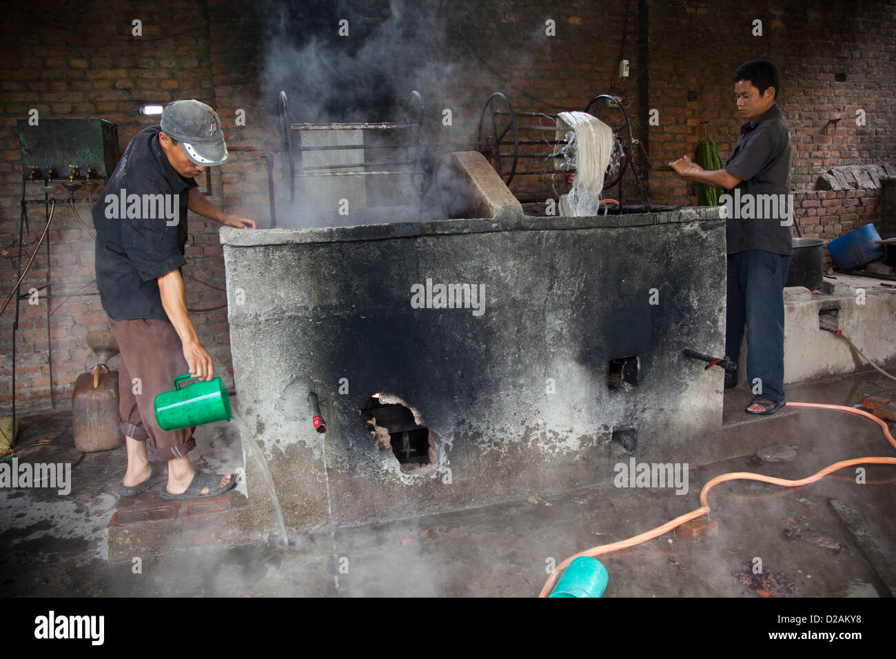 Tirez sur les travailleurs de la laine d'un réservoir d'un bain colorant. Le colorant est chauffée par le kérosène chaudières et il est chaud et dangereux. Banque D'Images Tirez sur les travailleurs de la laine d'un réservoir d'un bain colorant. Le colorant est chauffée par le kérosène chaudières et il est chaud et dangereux. Banque D'Images