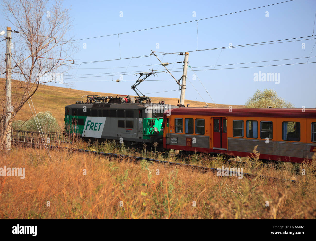 Train local dans le comté de Brasov, Roumanie Banque D'Images