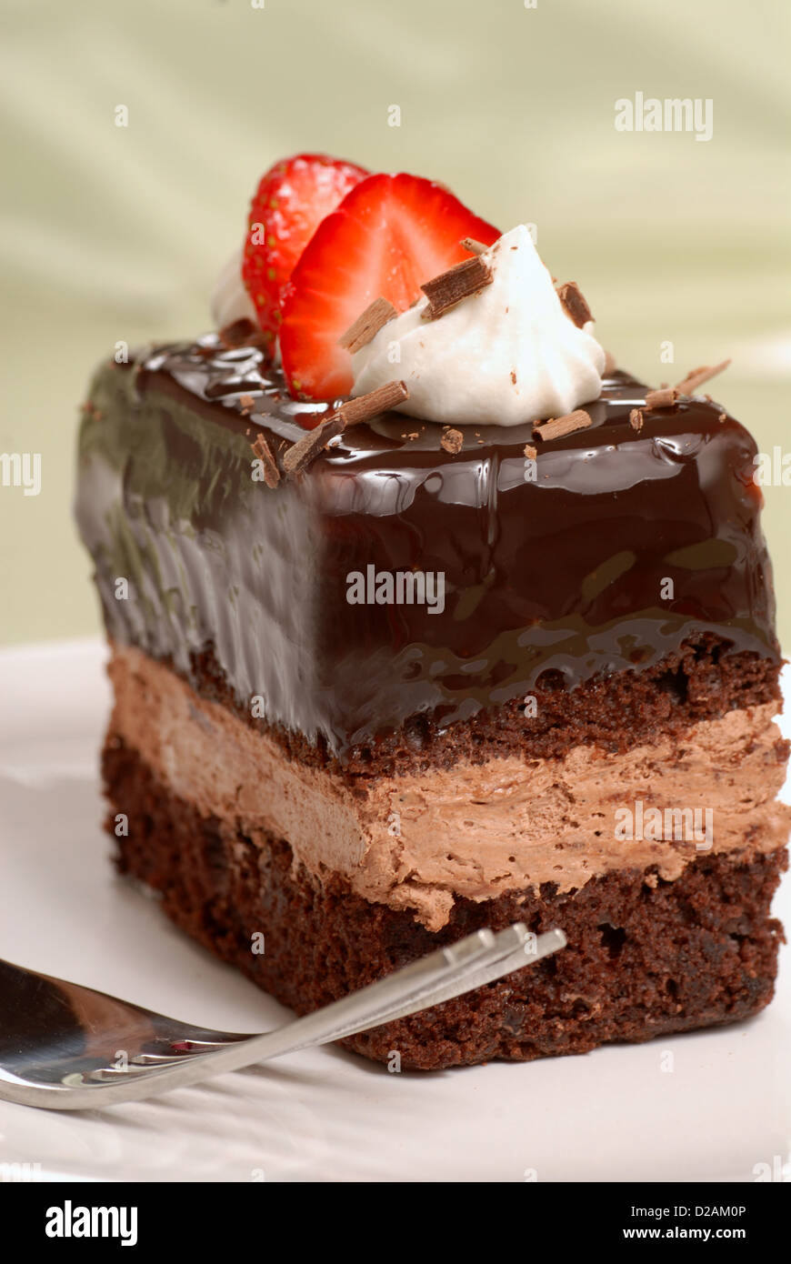 Une délicieuse mousse au chocolat avec des fraises coupées Banque D'Images