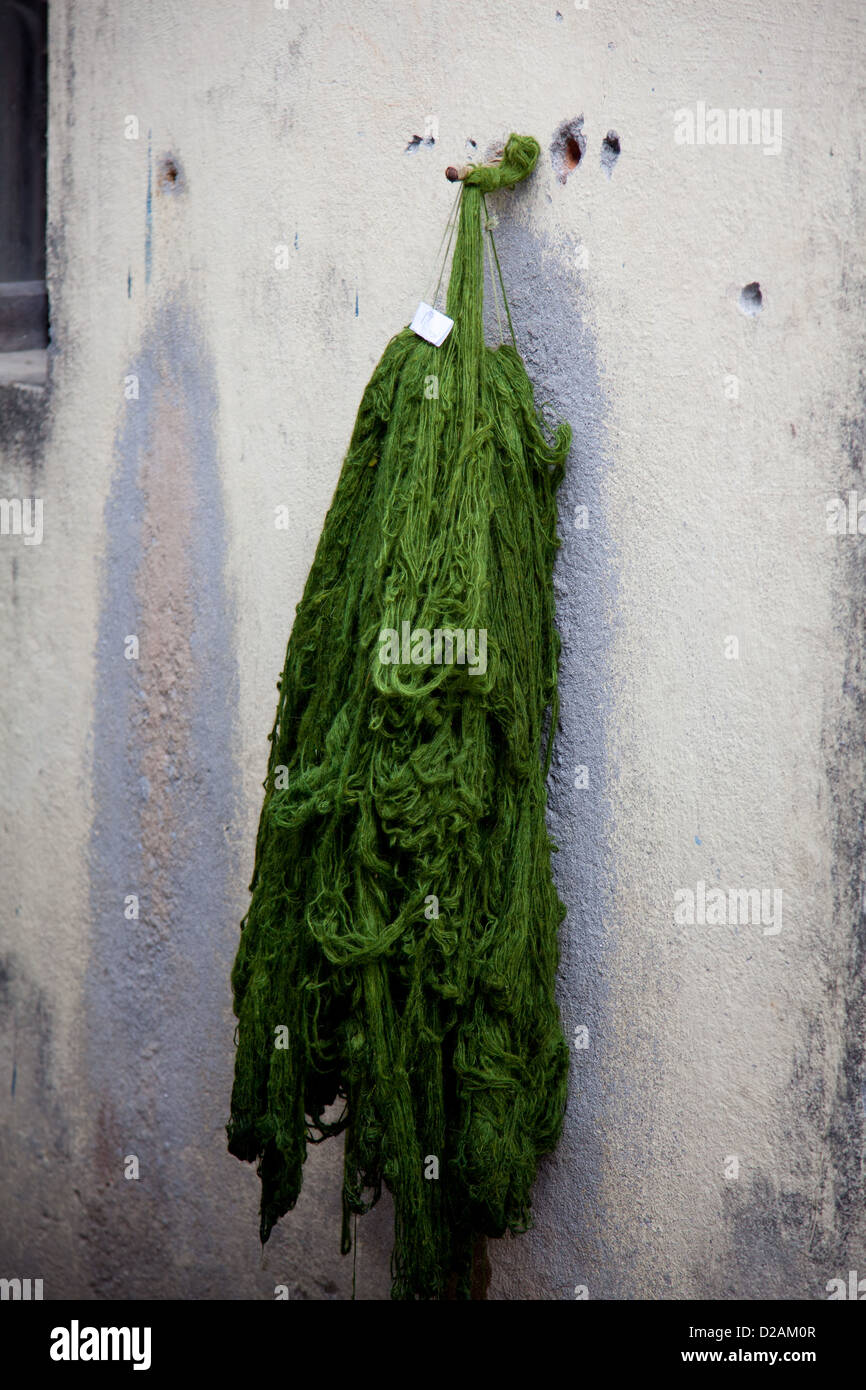 La laine vert est mis à sécher au soleil après qu'elle a été teinte dans de grandes cuves de dye chauffées par des chaudières à pétrole. Banque D'Images La laine vert est mis à sécher au soleil après qu'elle a été teinte dans de grandes cuves de dye chauffées par des chaudières à pétrole. Banque D'Images