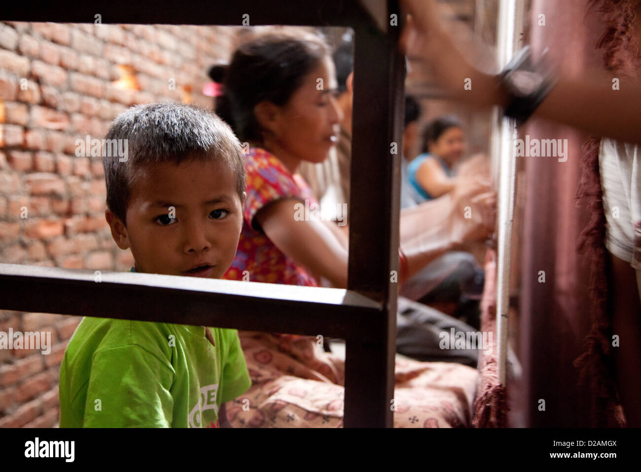 Un enfant est assis avec sa mère à l'usine de tapis Maya. L'usine n'emploie pas d'enfants mais le garçon attend que sa mère. Banque D'Images Un enfant est assis avec sa mère à l'usine de tapis Maya. L'usine n'emploie pas d'enfants mais le garçon attend que sa mère. Banque D'Images