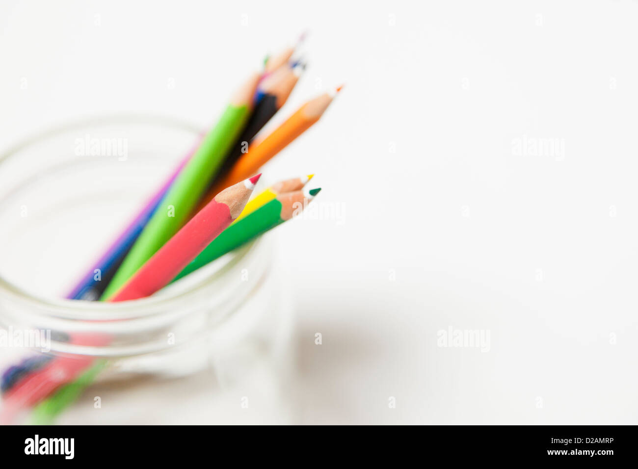 Close up de crayons de couleur dans les jar Banque D'Images