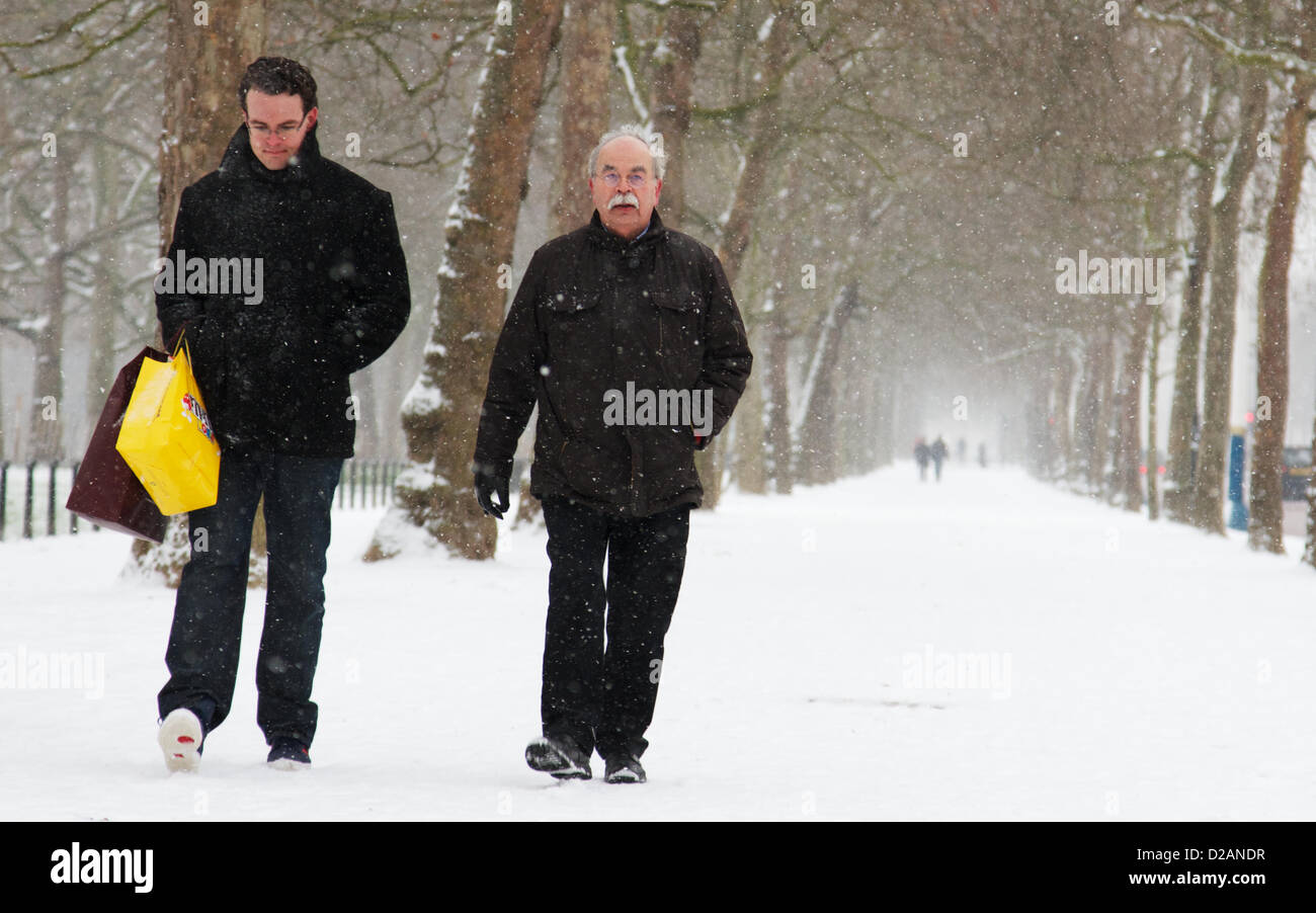 Londres, Royaume-Uni. Deux personnes à pied le long du Mall dans le centre de Londres au milieu de lourdes chutes de neige, 18 janvier 2013. Les prévisionnistes ont mis en garde contre un week-end très froid avec de la neige au cours de la plupart des perturbations UK avec crainte. George Henton/ Alamy live news. Banque D'Images