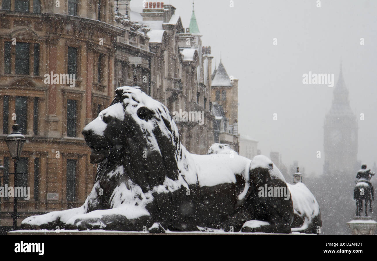 Londres, Royaume-Uni. L'un des quatre lions de Trafalgar square est recouverte de neige dans le centre de Londres, 18 janvier 2013. Les prévisionnistes ont mis en garde contre un week-end très froid avec de la neige au cours de la plupart des perturbations UK avec crainte. George Henton/ Alamy live news. Banque D'Images
