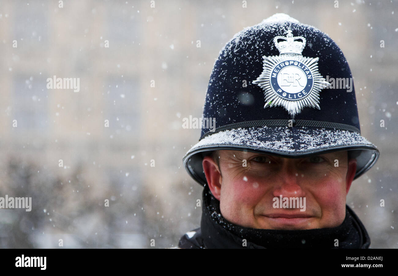 Londres, Royaume-Uni. Un agent de police montent la garde devant les Maisons du Parlement, au centre de Londres. Les prévisionnistes ont mis en garde contre un week-end très froid avec de la neige au cours de la plupart des perturbations UK avec crainte. George Henton/ Alamy live news. Banque D'Images