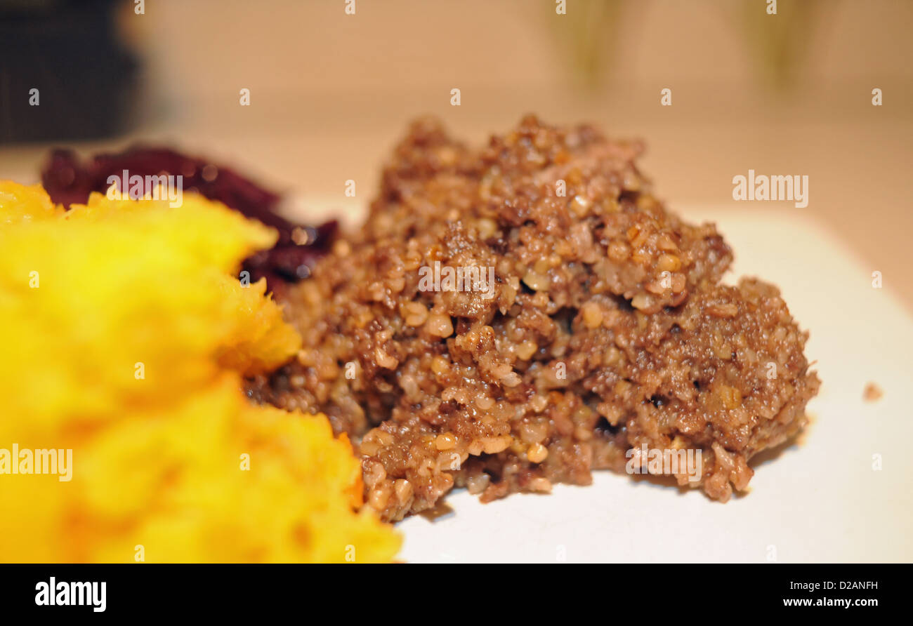 Haggis et suédois avec du choux rouge . Haggis écossais est un souper traditionnel servi sur Burns Night qui est le 25 janvier Banque D'Images