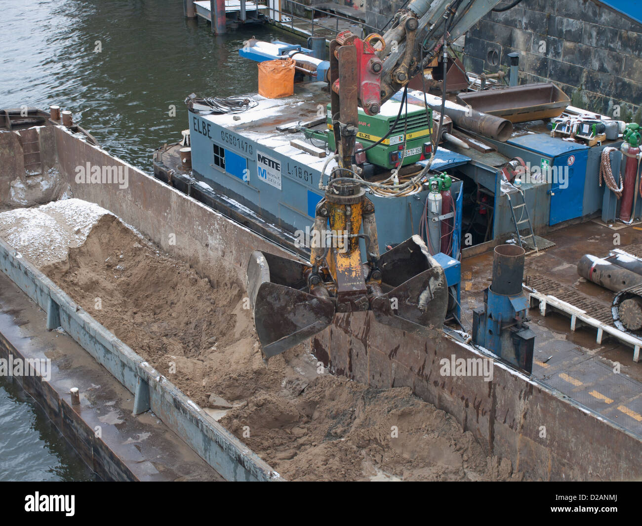 Barge de sable l'exécution de travaux de construction le long de la rivière Spree à Berlin Allemagne Banque D'Images