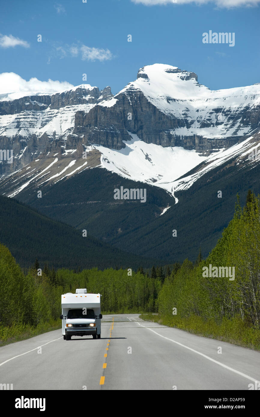 RV sur la promenade des Glaciers DU PARC NATIONAL JASPER BANFF ALBERTA  CANADA Photo Stock - Alamy