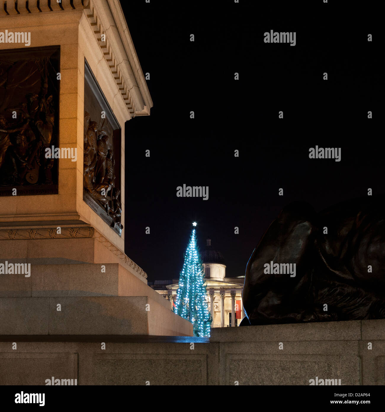 Arbre de Noël illuminé en city square Banque D'Images
