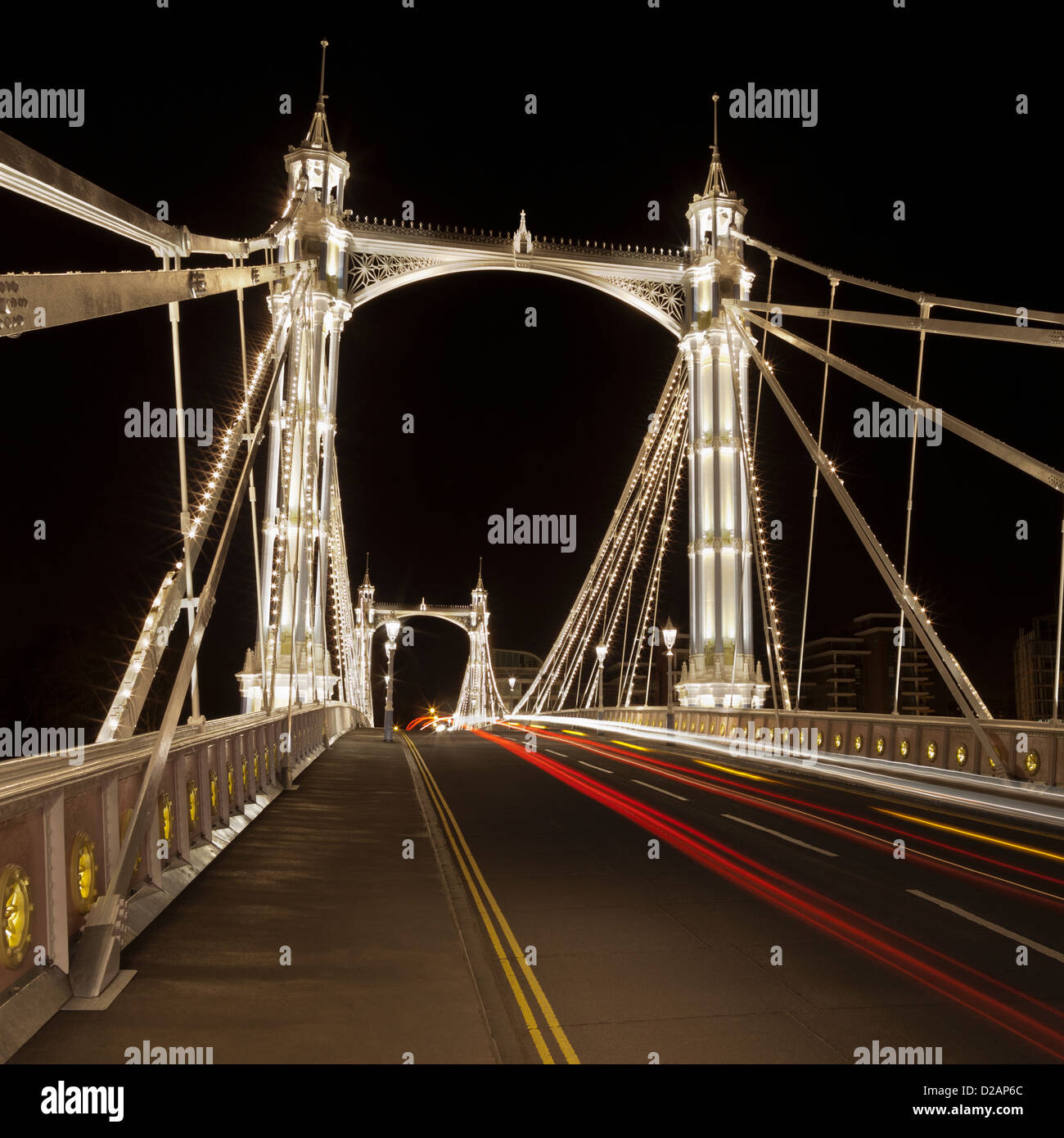 Pont urbain lit up at night Banque D'Images