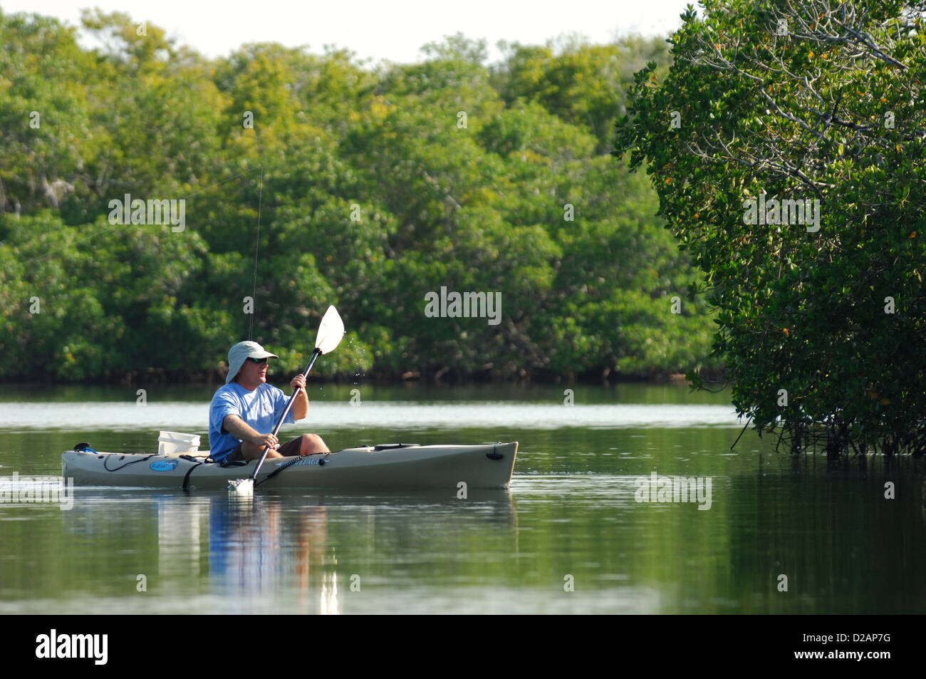 Man paddling et la pêche à partir d'un kayak, Naples Floride Banque D'Images
