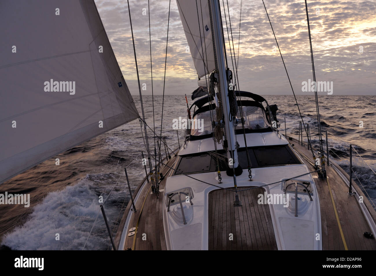 Les nuages juste après l'aube, vu de la proue d'un yacht de voile au large de l'Équateur à l'île de Pâques, le Pacifique Sud Banque D'Images