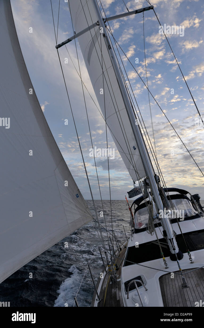 Les nuages juste après l'aube, vu de la proue d'un bateau naviguant de l'Équateur à l'île de Pâques, le Pacifique Sud Banque D'Images