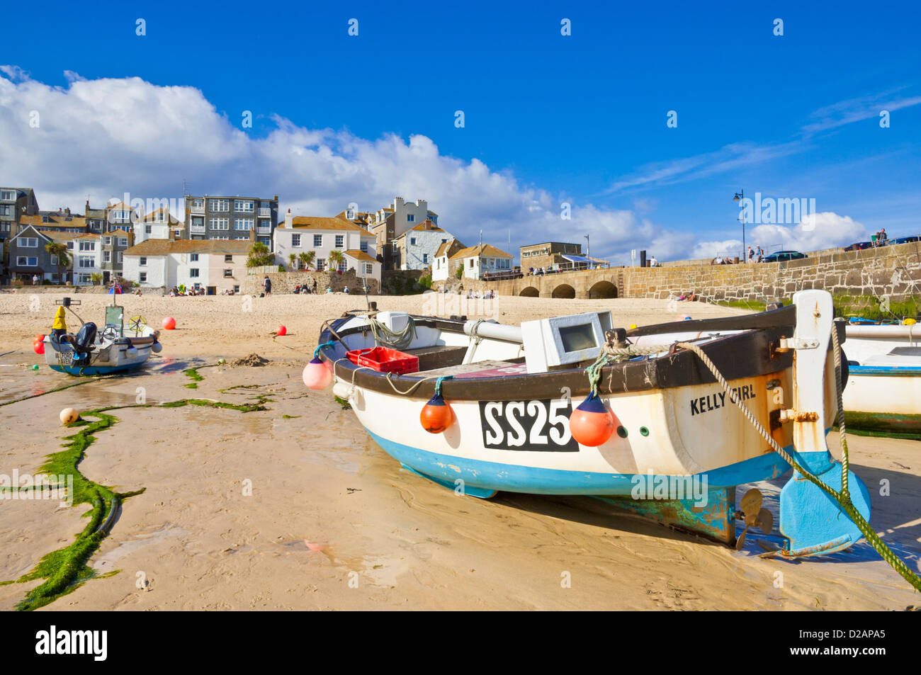 Les bateaux de pêche traditionnels à marée basse sur la plage, dans le port de St Ives Cornwall England UK GB EU Europe Banque D'Images