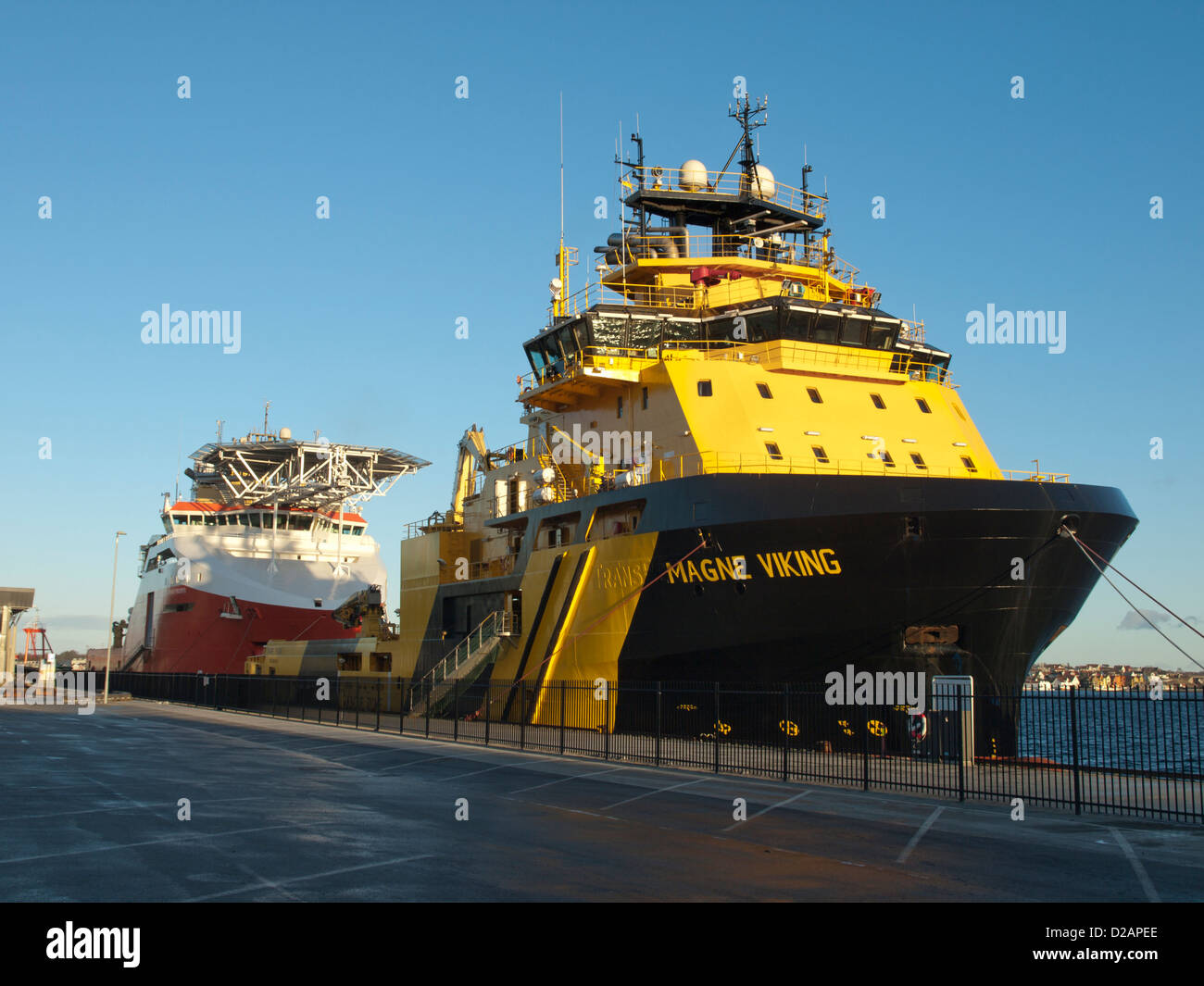Navire d'approvisionnement de l'industrie de l'huile avec l'hélicoptère pont dans le port de Stavanger en Norvège Banque D'Images