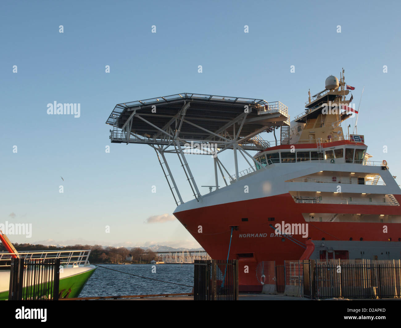 Navire d'approvisionnement de l'industrie de l'huile avec l'hélicoptère pont dans le port de Stavanger en Norvège Banque D'Images