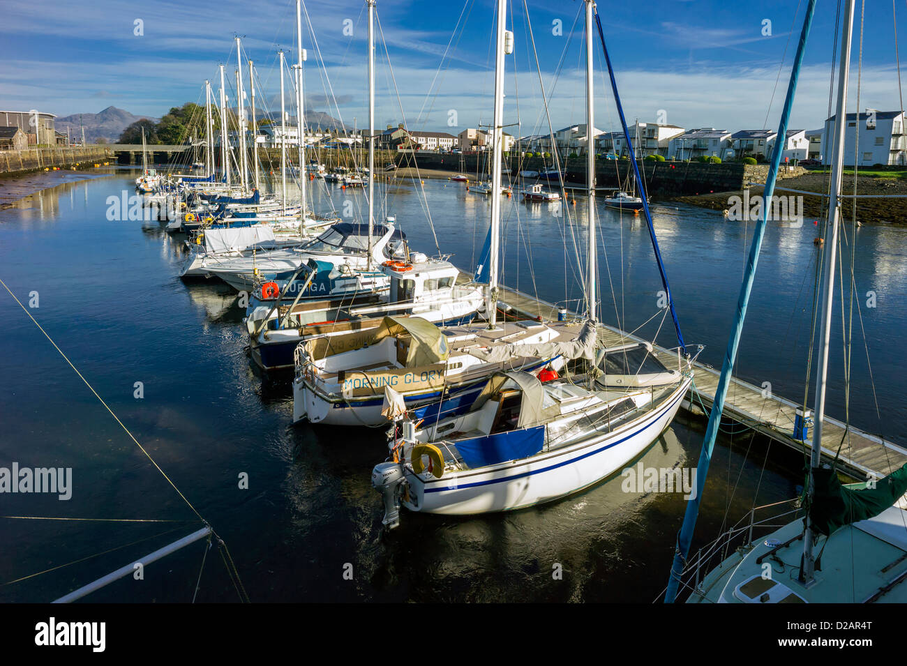 Bateaux et yachts sont amarrés tous de près dans la période d'hiver dans le port de Portmadog en attendant le printemps, saison de navigation. Banque D'Images