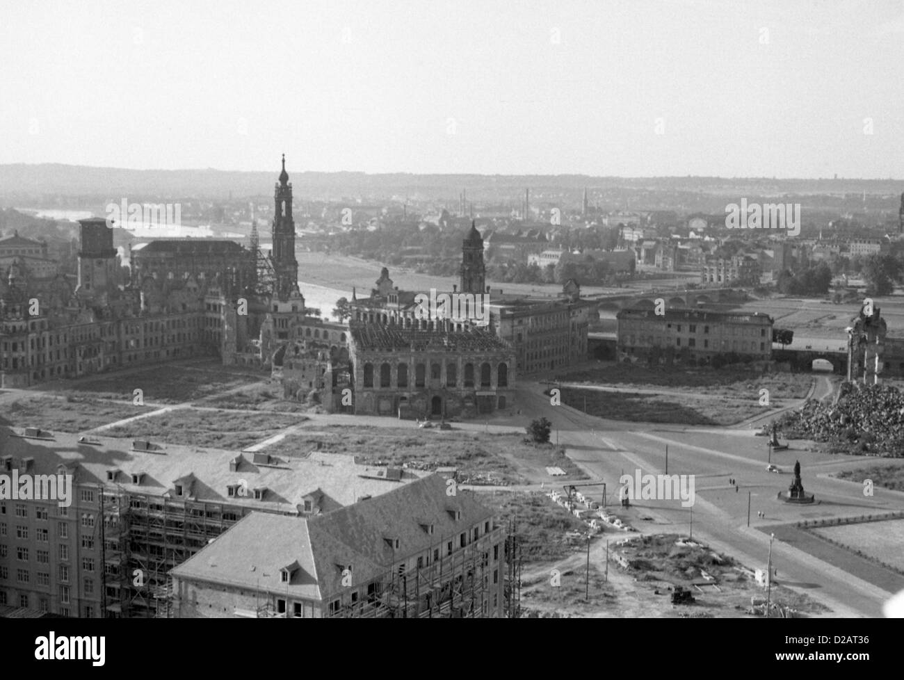 Dresde, RDA, vue sur la vieille ville a été détruite par l'Église catholique et cour Semperoper Banque D'Images