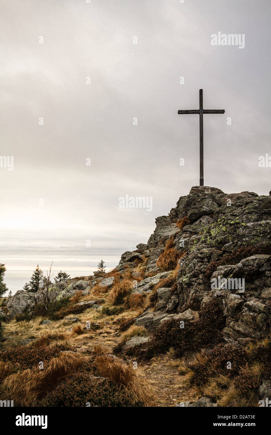 Croix sur une colline rocheuse Banque D'Images