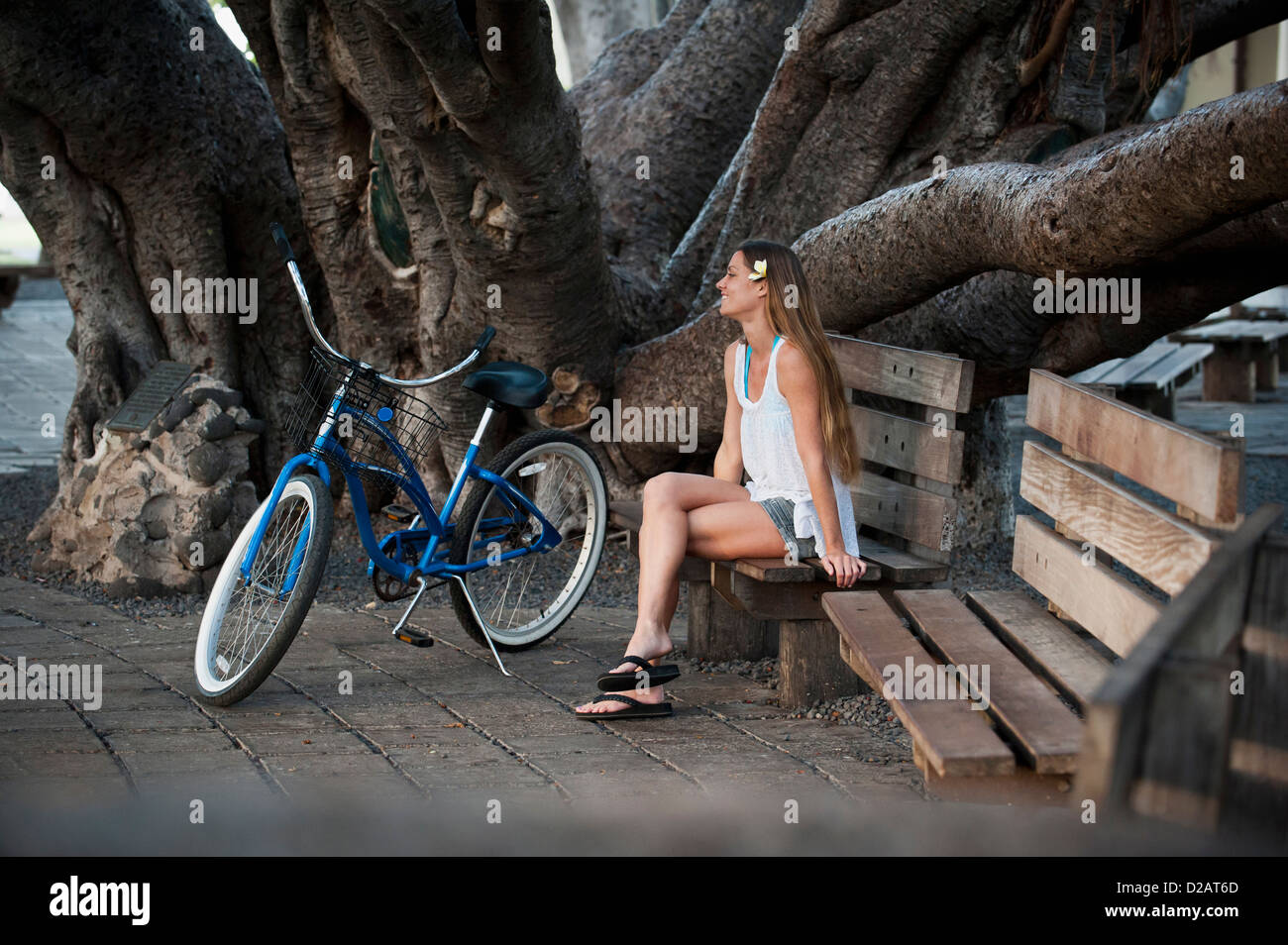 Femme assise sur le banc de parc Banque D'Images