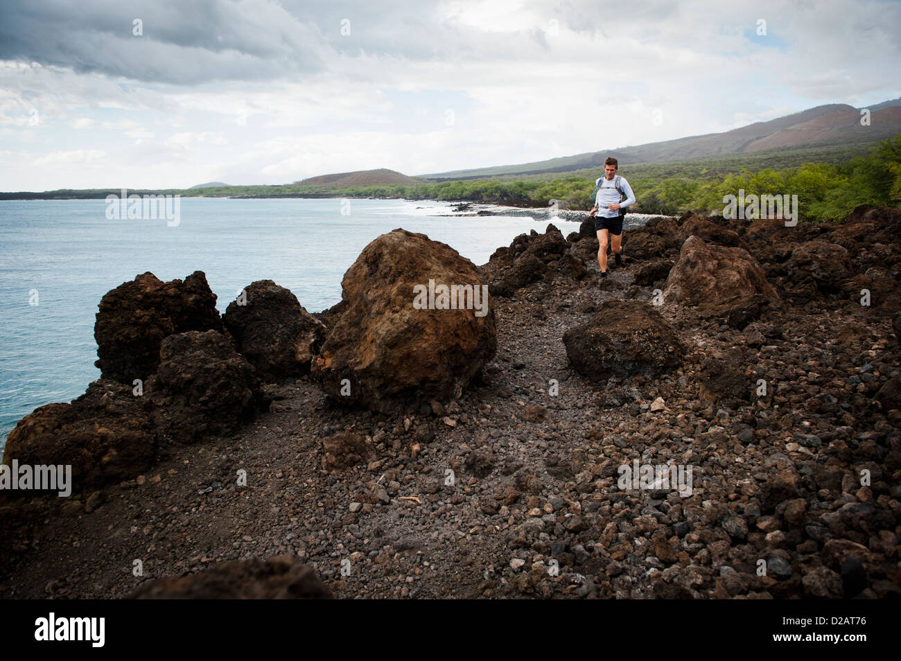 Homme qui court sur un sentier rural Banque D'Images