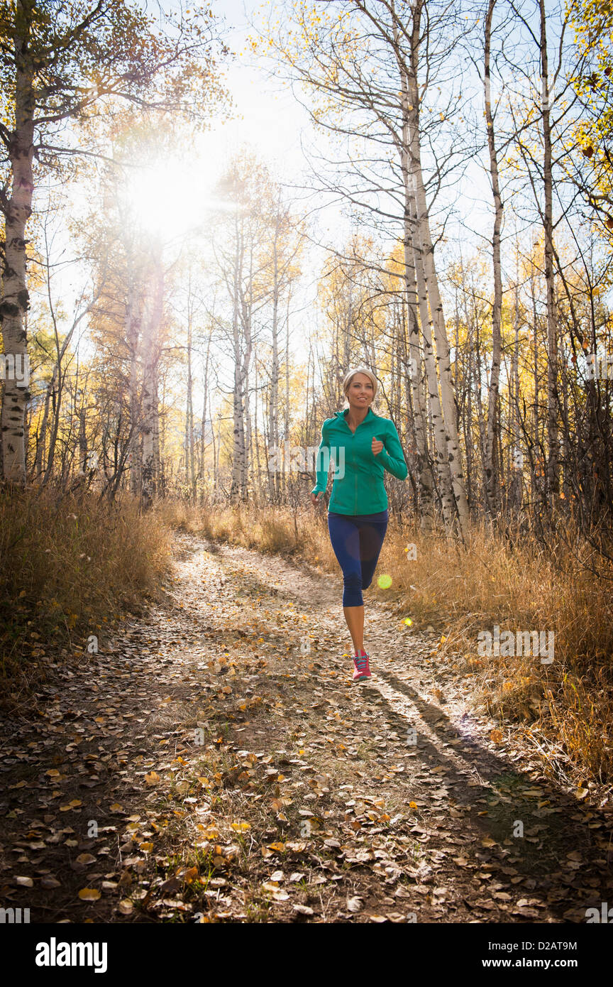 Woman jogging sur chemin de terre Banque D'Images