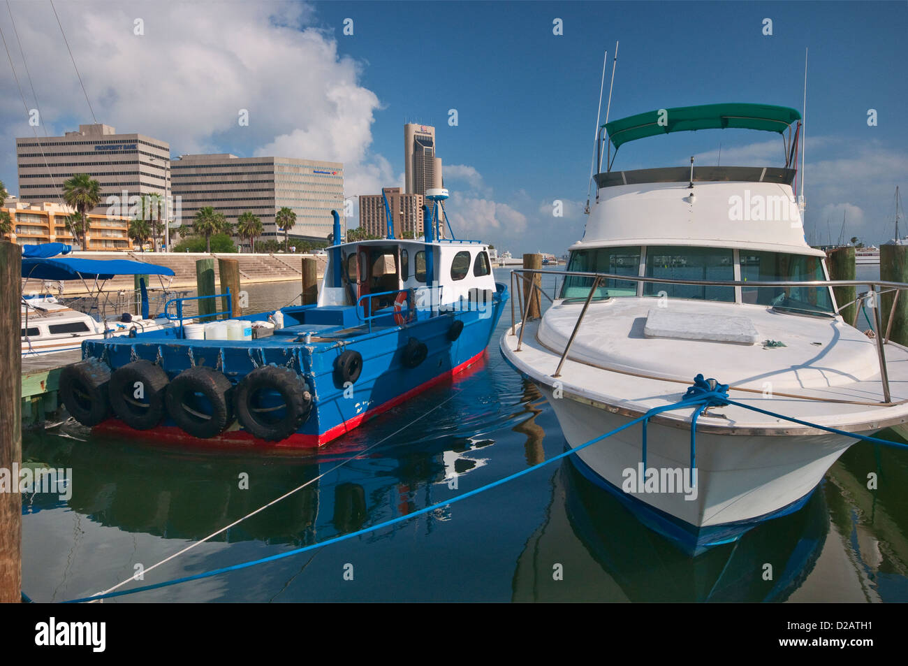 Les bateaux de plaisance à Lawrence street t-chef pier, du centre-ville de Tours derrière à la baie de Corpus Christi, Corpus Christi, Texas, États-Unis Banque D'Images