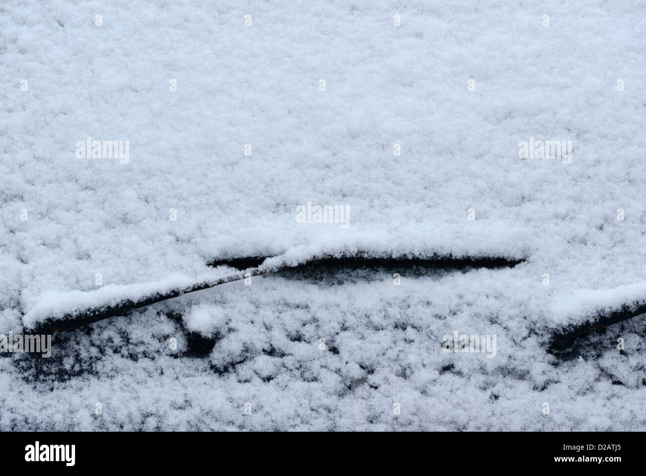 Pare-brise de voiture couverte de neige et de glace Banque D'Images