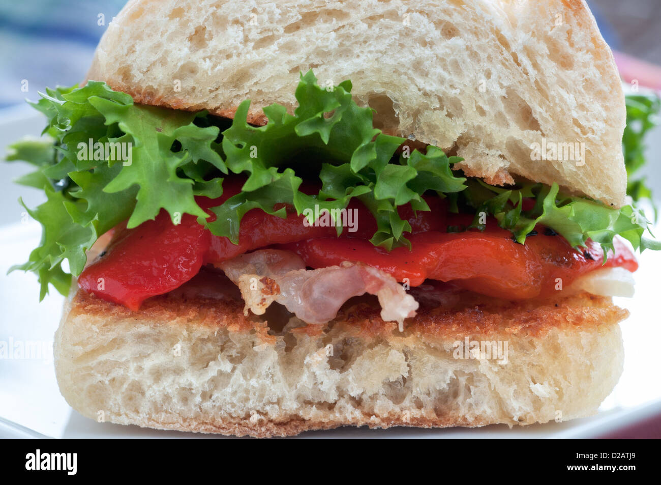 Frais délicieux sandwich au jambon avec des poivrons rouges Banque D'Images