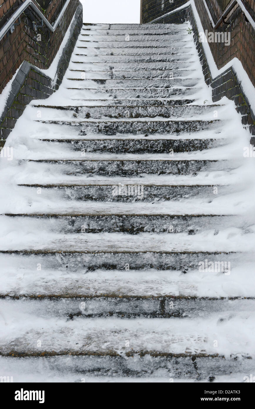 Étapes couvertes de neige glissante Banque D'Images