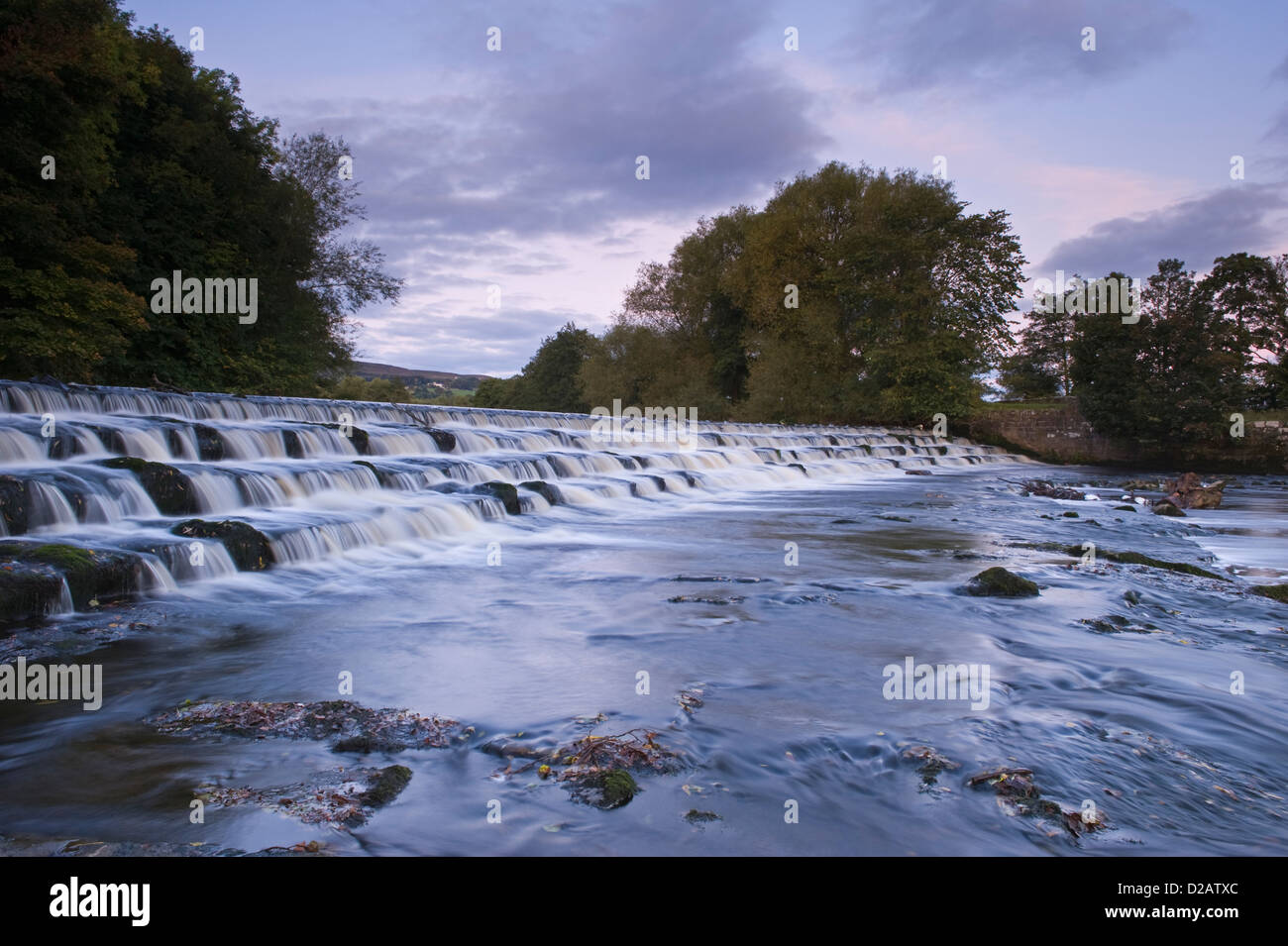 Scenic, soir, paysage rural de l'écoulement de l'eau et tumbling Weir & bas sur la rivière Wharfe - étapes, Burley dans Wharfedale, Yorkshire, Angleterre, Royaume-Uni. Banque D'Images