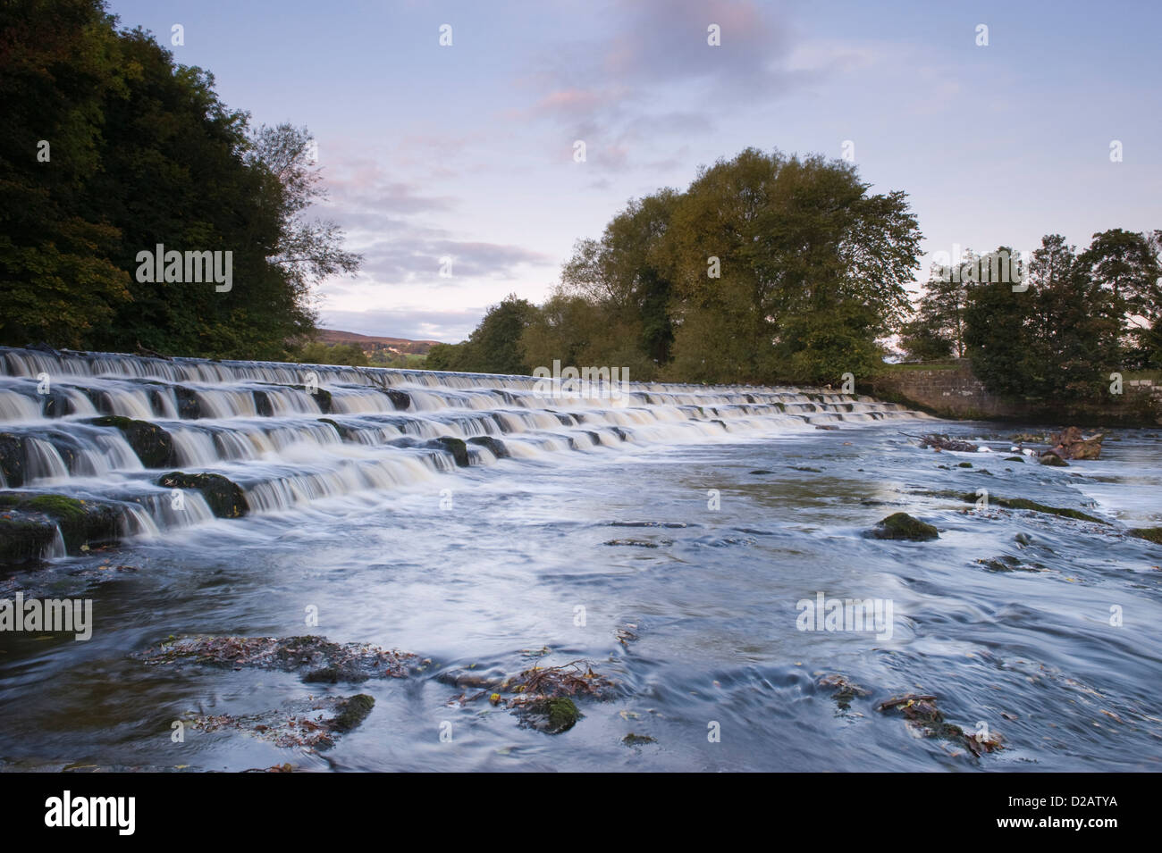 Scenic, soir, paysage rural de l'écoulement de l'eau et tumbling Weir & bas sur la rivière Wharfe - étapes, Burley dans Wharfedale, Yorkshire, Angleterre, Royaume-Uni. Banque D'Images