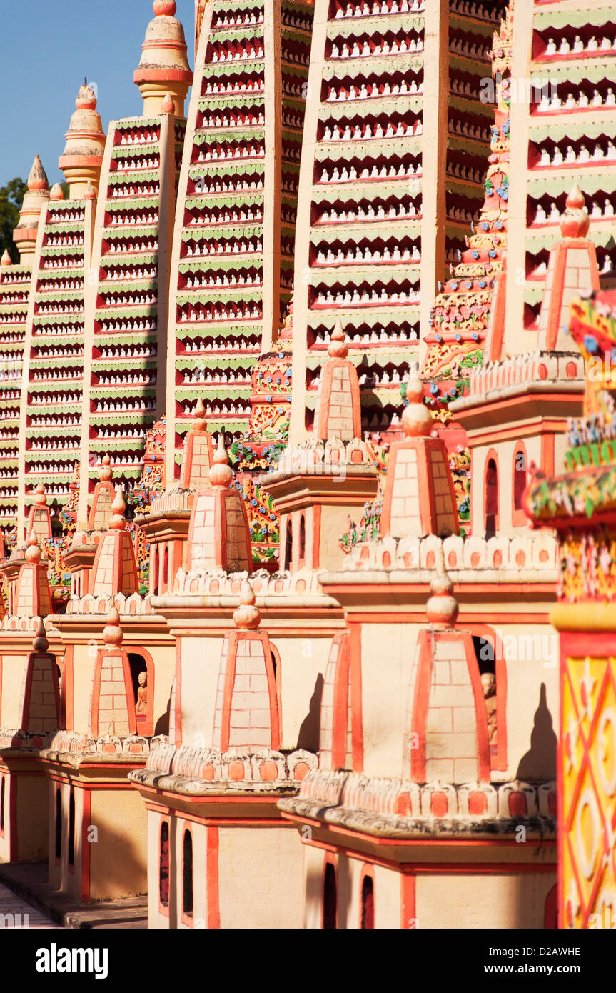 Une vue rapprochée de la décoration du temple au Temple Thanbuddhay à Monywa, Birmanie Banque D'Images