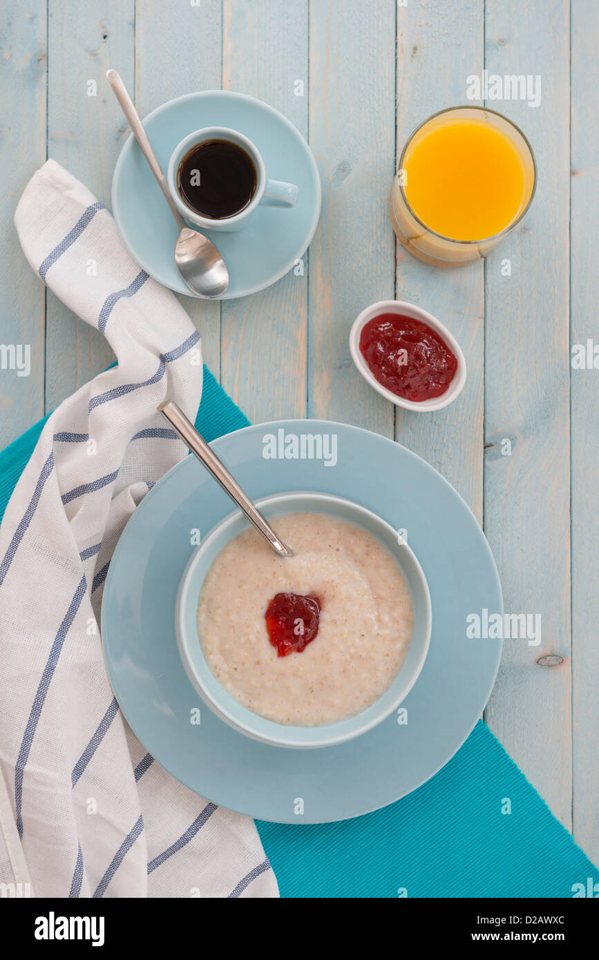 Porridge au petit déjeuner, avec café et jus d'orange. Banque D'Images