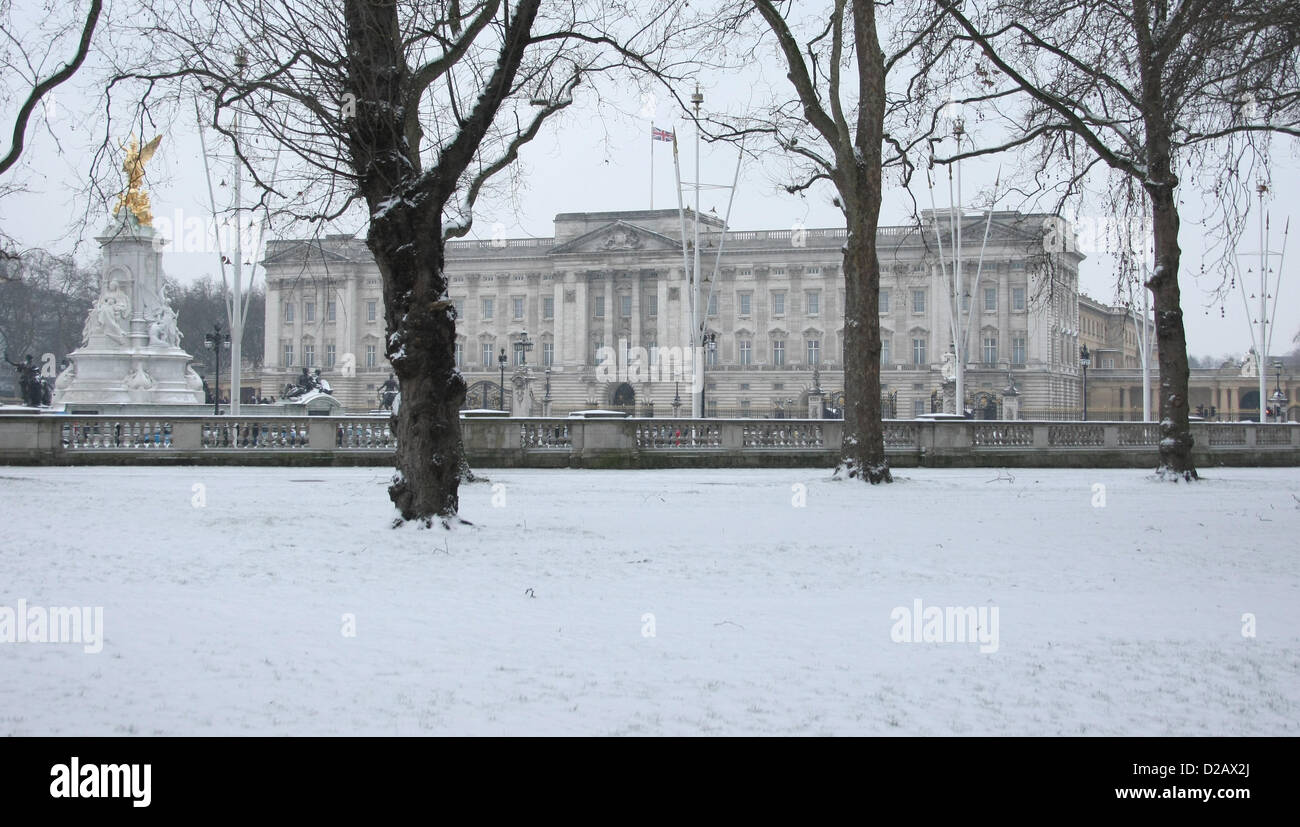 Le palais de Buckingham DANS LA NEIGE NEIGE GÉNÉRAL VUES AUTOUR DE LONDRES LONDON ENGLAND UK 18 Janvier 2013 Banque D'Images