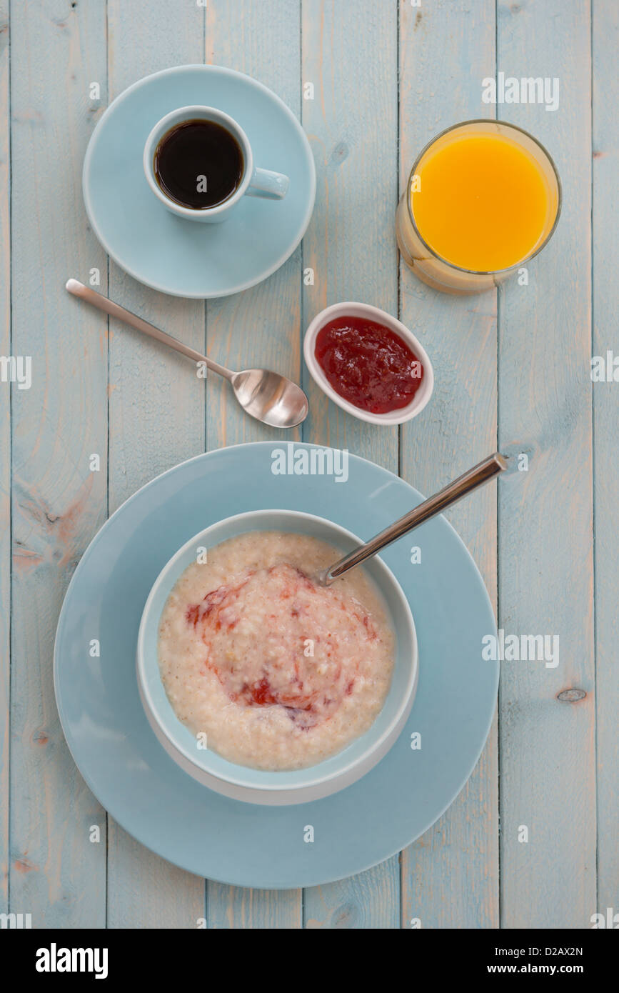 Porridge au petit déjeuner, avec café et jus d'orange. Banque D'Images