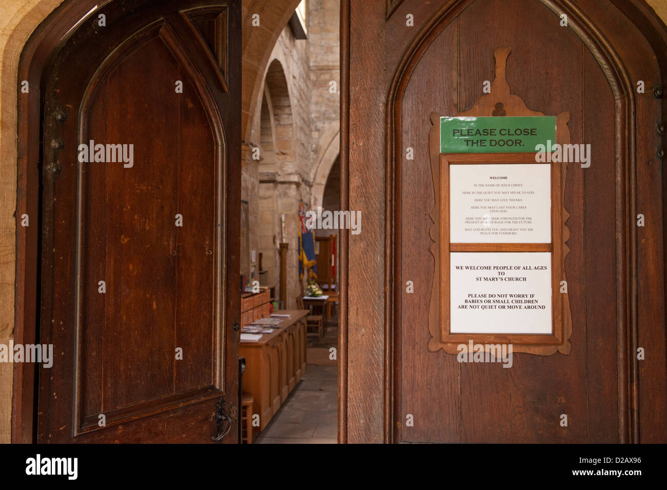 Close-up du panneau de bienvenue sur la porte en bois (1 ouvert et 1 fermé) de porche pour nef - intérieur de l'église de Saint Mary, Masham, Yorkshire, Angleterre, Royaume-Uni. Banque D'Images