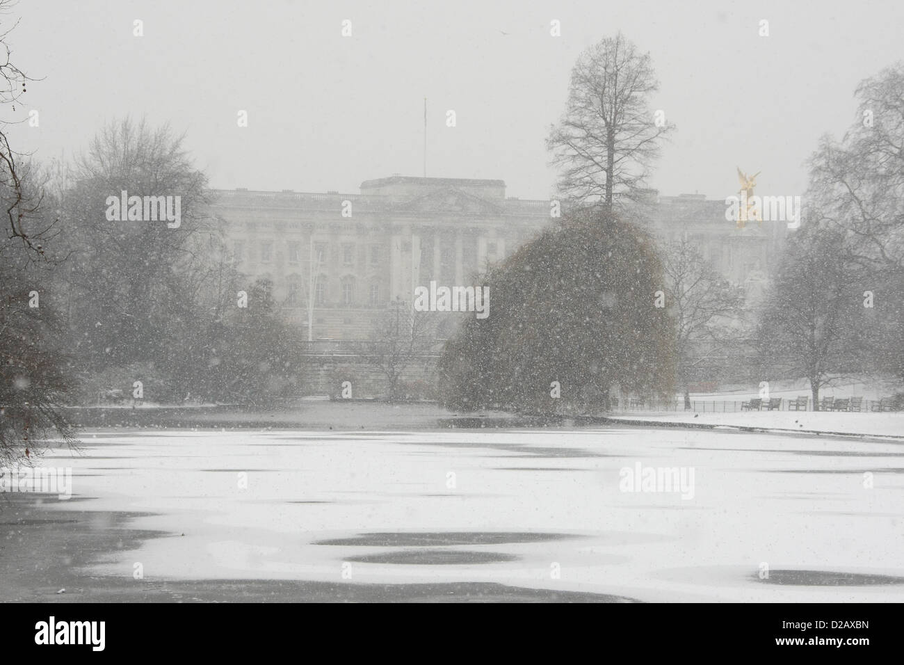 Le palais de Buckingham dans la neige gelée sur ST. Général James LAKE VIEWS NEIGE AUTOUR DE LONDRES LONDON ENGLAND UK 18 Janvier 2013 Banque D'Images