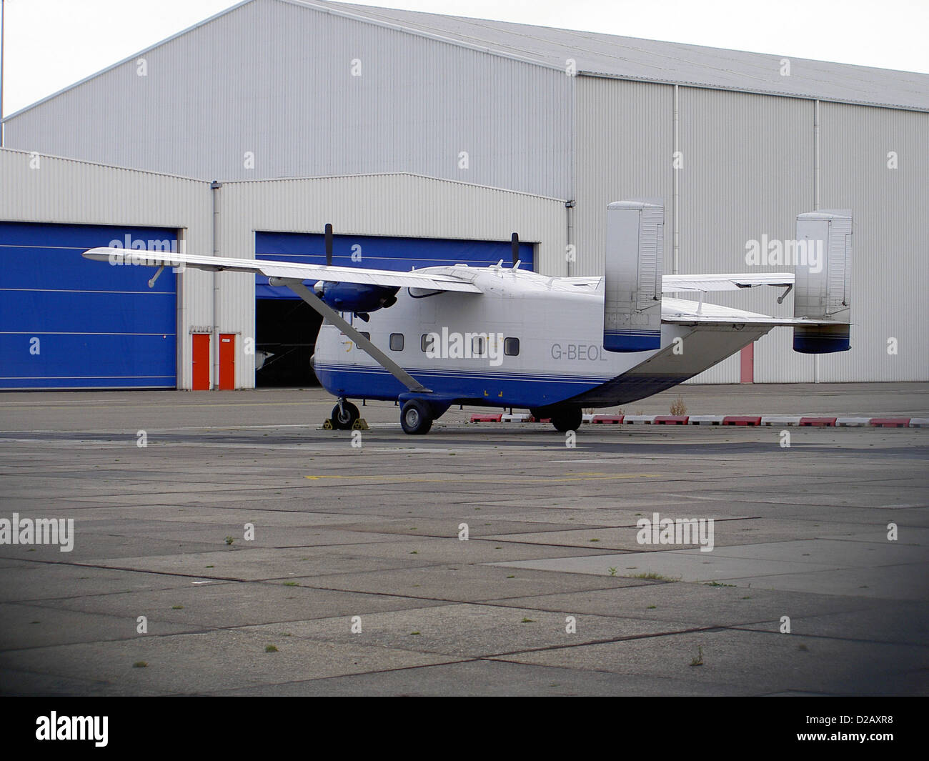 Le Shorts SC.7 Skyvan, immatriculé G-BEOL, est un petit avion bimoteur principalement utilisé pour le fret et les vols régionaux courts. L'avion est connu pour ses capacités de décollage et d'atterrissage courts et sa conception robuste, ce qui le rend adapté aux environnements difficiles. Banque D'Images