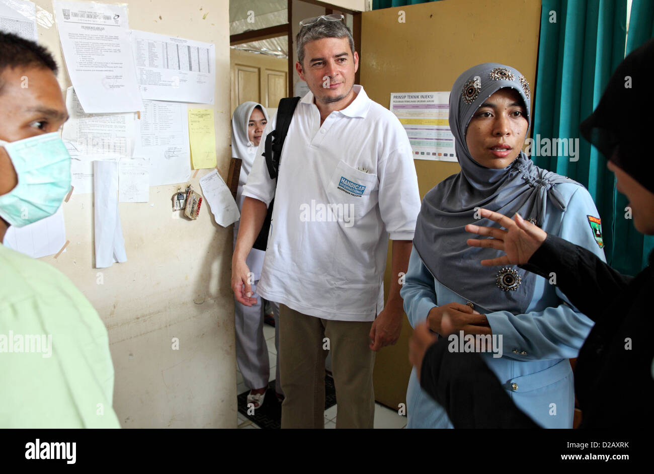 Pariaman, l'Indonésie, membre de Handicap International dans l'Hôpital Général Banque D'Images